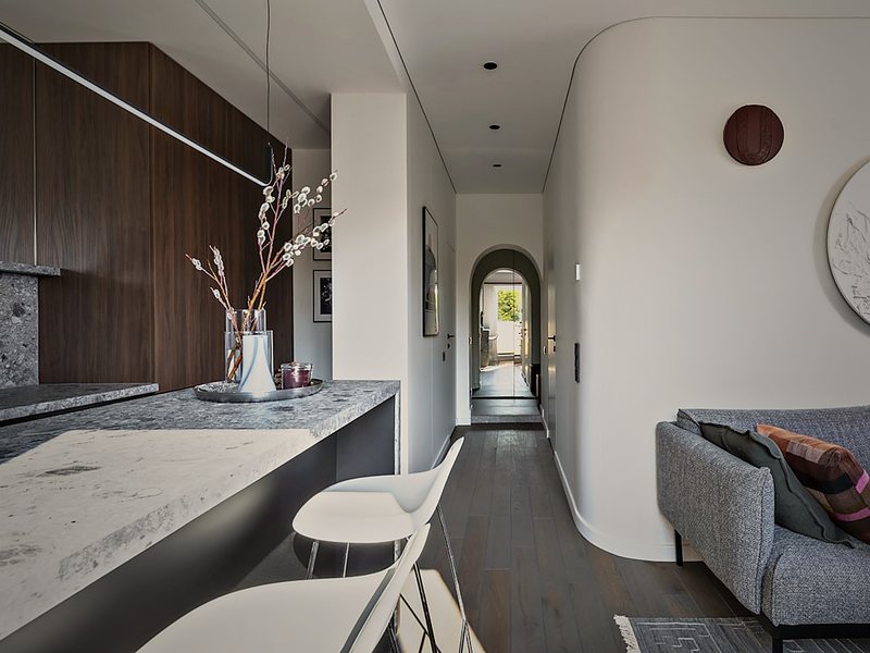 Apartament renovat complet, cu boiserie, parchet în spic și iluminat ambiental