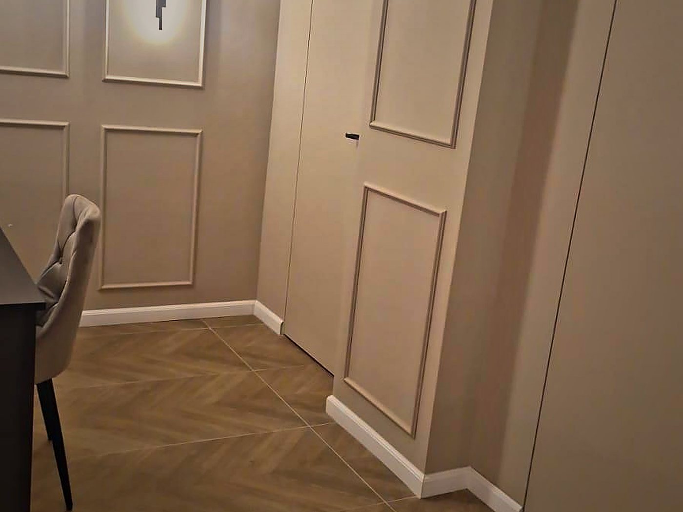 Holul, cu uși albe și aplică decorativă