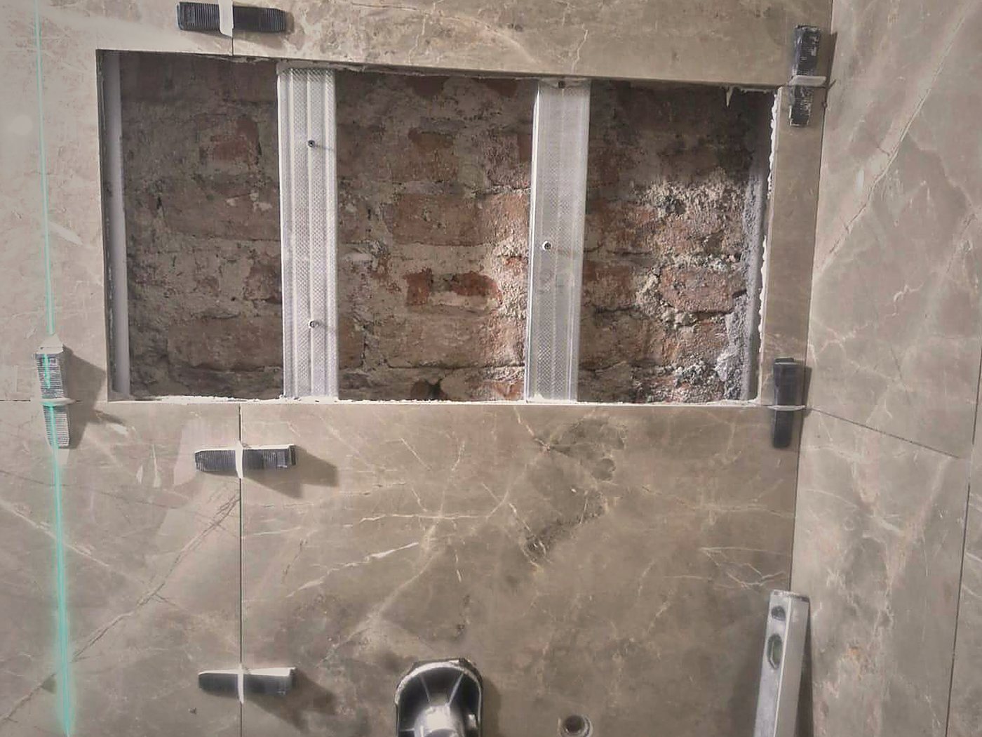 Nișa de instalații sanitare, cu trasee montate înainte de placarea cu marmură